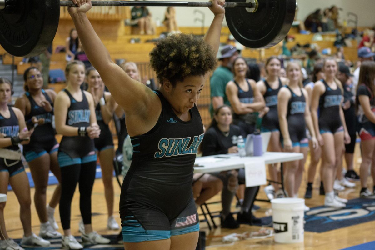 Makayla Tankson doing snatch and helping to lead the team to first place. 