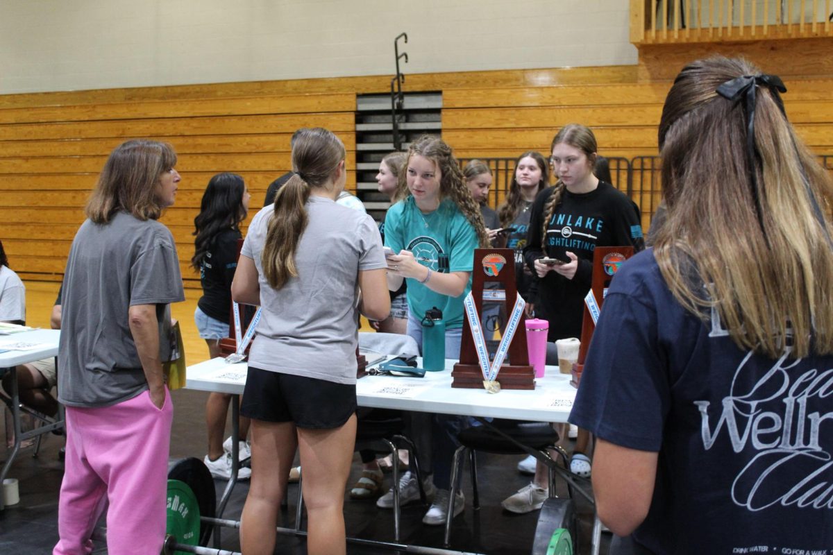 Senior Georgia Crim got a weightlifting booth for freshman orientation. She was so excited to welcome incoming freshmen to our school and introduce them to the weightlifting team. She talked about meets and practices to the freshmen and talked about all the weightlifting team has to offer. There are so many sports and clubs that can help students find a close group of people and find something that they love and enjoy. 