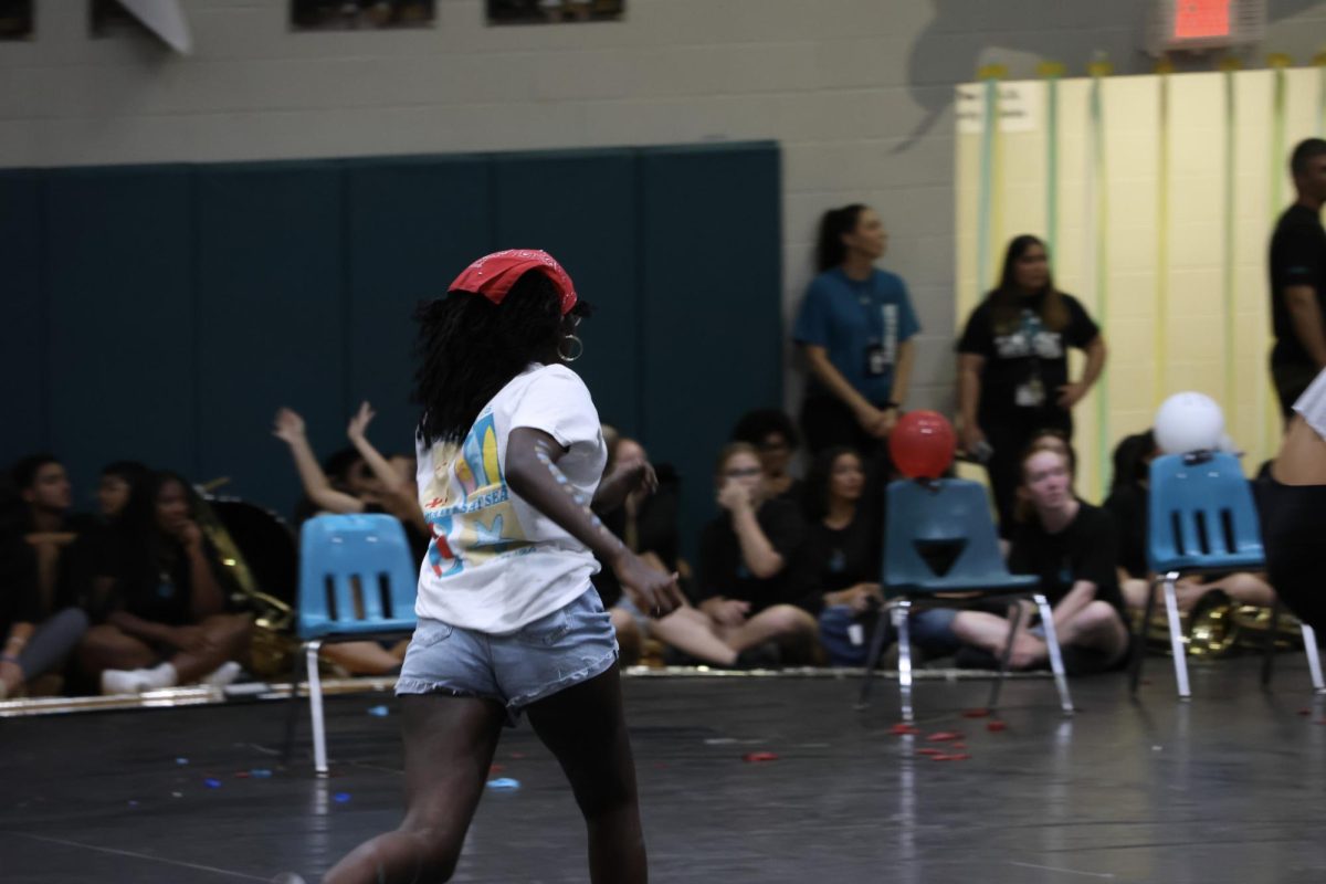 Leah Jeremiah running through the crowd looking for a hair tie.