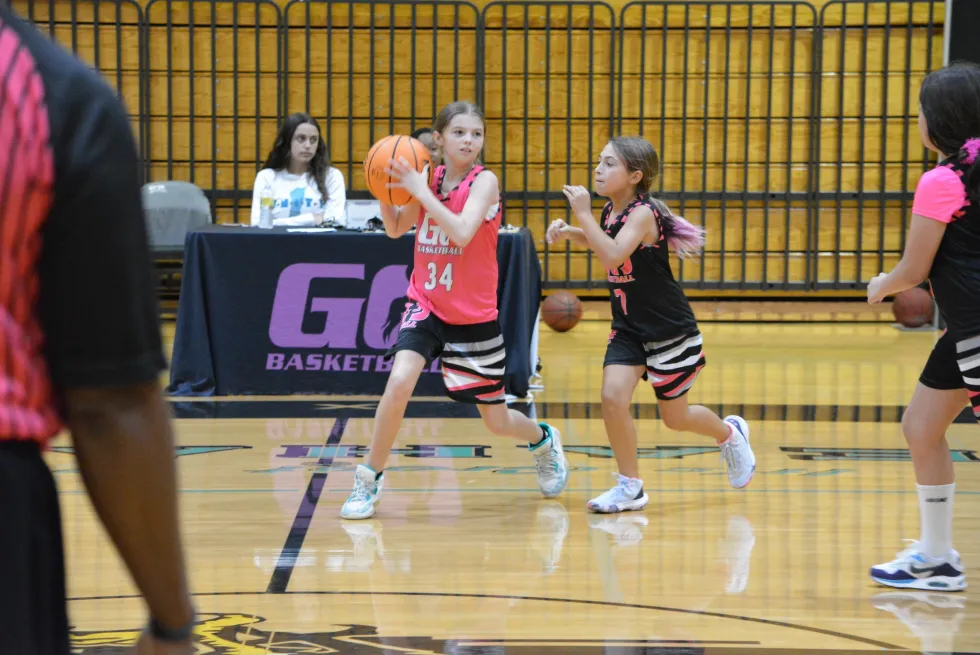 (Go Basketball, gobasketbalnow.com)
The young division (7-9 yrs) in action