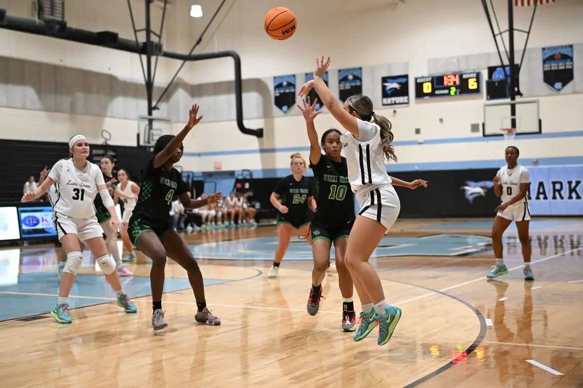 Photograph of Gianna Fotopoulos playing basketball for Sunlake High School against Weeki Watchi. Taken by Junior Gonzalez (@negritodlswing)